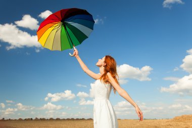 şemsiye alan, Kızıl saçlı kız