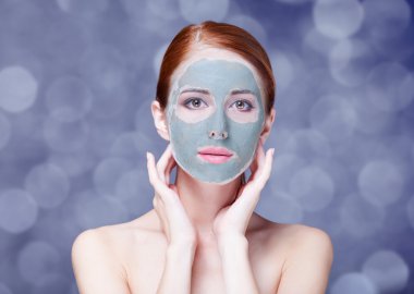 Kızıl saçlı kız krem maske