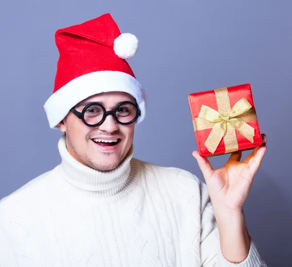 Guy with present and hat — Stock Photo, Image