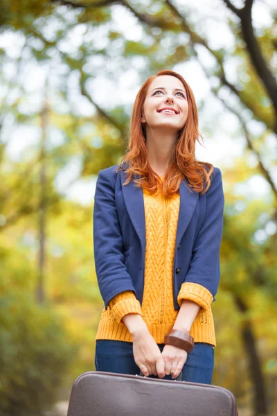 Chica con maleta en otoño al aire libre —  Fotos de Stock