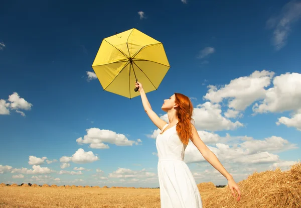 Ruiva menina com guarda-chuva no campo — Fotografia de Stock