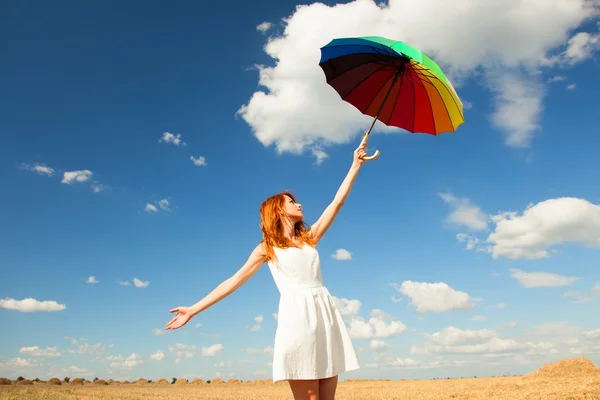 Ragazza rossa con ombrello sul campo — Foto Stock