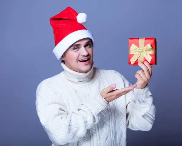 Guy with present and hat — Stock Photo, Image