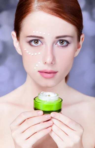 Krása tváře žen mladá zrzka s kosmetickým krémem na chee — Stock fotografie