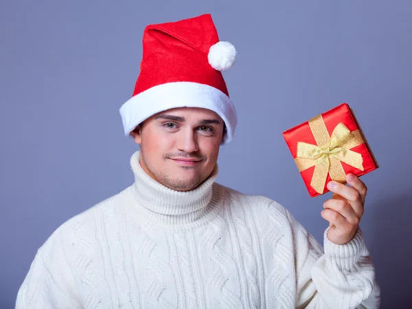 Un type avec un cadeau et un chapeau — Photo