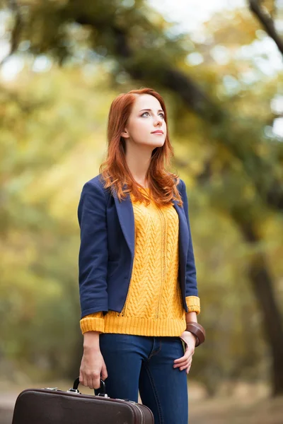 Chica con maleta en otoño al aire libre — Foto de Stock