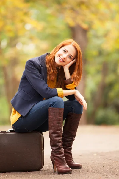Dziewczyna z walizka w jesieni odkryty — Zdjęcie stockowe