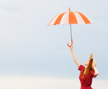 Kızıl saçlı kız şemsiye ile