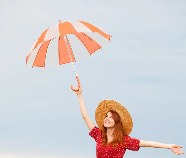 Fille rousse avec parapluie — Photo