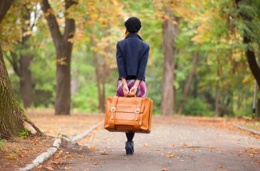 Kızıl saçlı kız çanta sonbahar açık.