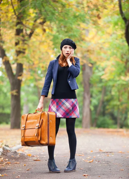 秋屋外でスーツケースで赤毛の女の子. — ストック写真