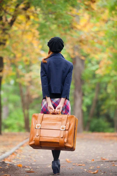 Pelirroja con maleta en otoño al aire libre . —  Fotos de Stock