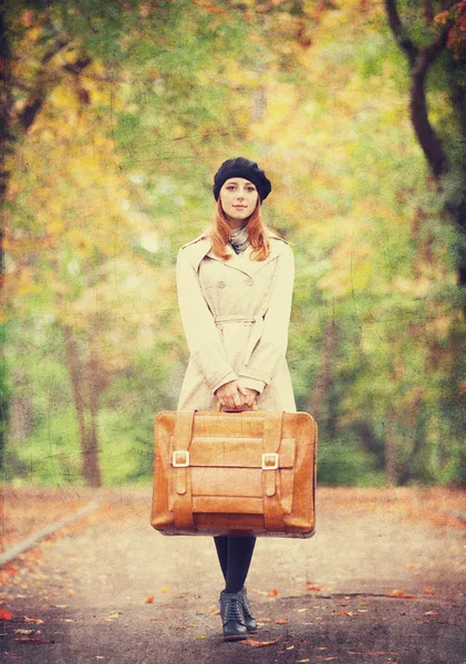 Pelirroja con maleta en otoño al aire libre . — Foto de Stock