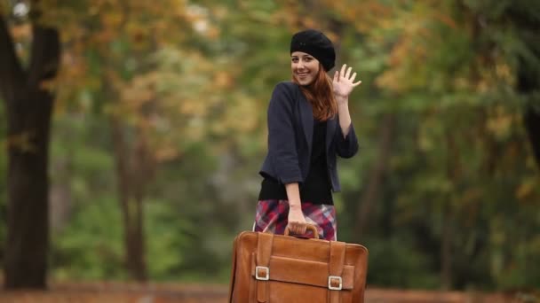 Pelirroja con maleta al aire libre — Vídeo de stock