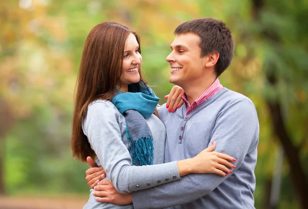 Pareja adolescente en otoño parque — Foto de Stock