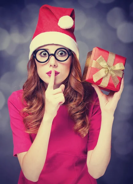 Menina ruiva no chapéu de Natal com presente . — Fotografia de Stock