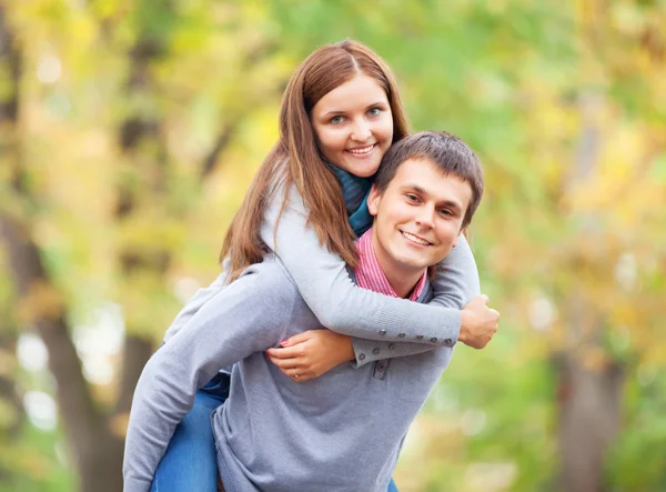 Teenie-Paar im Herbstpark — Stockfoto