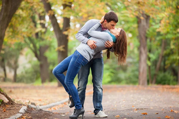 Pareja besándose al aire libre en el parque —  Fotos de Stock