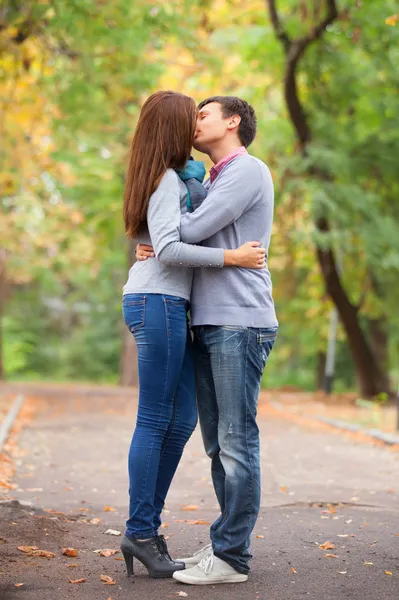 Casal beijando ao ar livre no parque — Fotografia de Stock