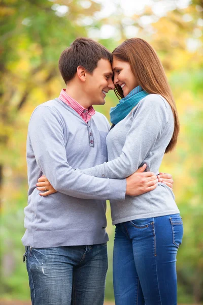 Couple embrasser en plein air dans le parc — Photo