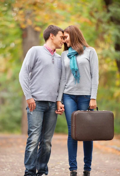 Пара целуется на открытом воздухе в парке — стоковое фото