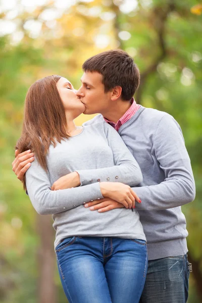 Casal beijando ao ar livre no parque — Fotografia de Stock