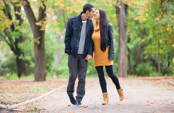 Casal beijando ao ar livre no parque — Fotografia de Stock