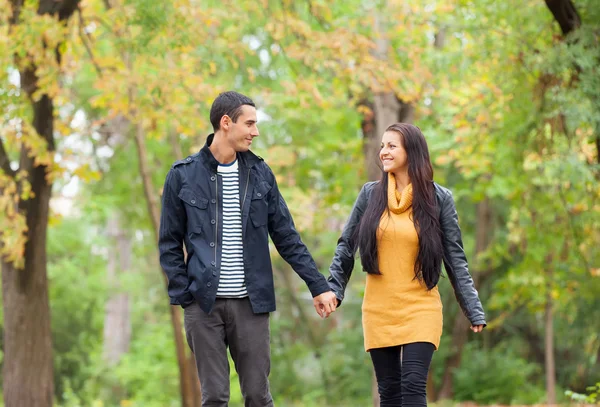 Diez parejas en el parque en otoño —  Fotos de Stock