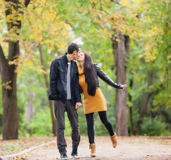 Pareja besándose al aire libre en el parque — Foto de Stock