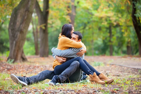 Paar zoenen buiten in het park — Stockfoto