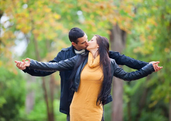 Pareja besándose al aire libre en el parque —  Fotos de Stock