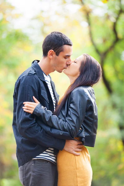 Pareja besándose al aire libre en el parque — Foto de Stock