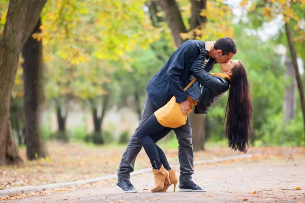 Pareja besándose al aire libre en el parque — Foto de Stock