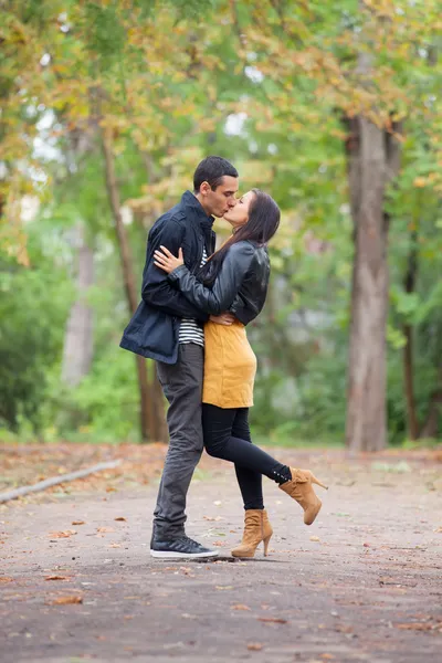 Pareja besándose al aire libre en el parque —  Fotos de Stock