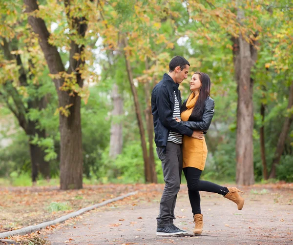 Pár-kültéri csókolózik a parkban — Stock Fotó