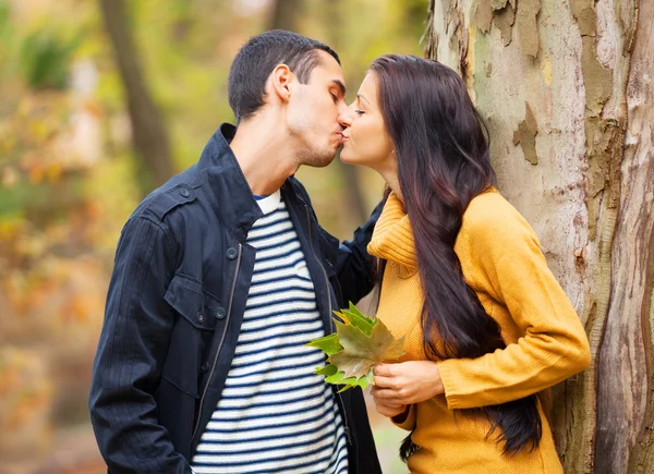 Paar zoenen buiten in het park — Stockfoto