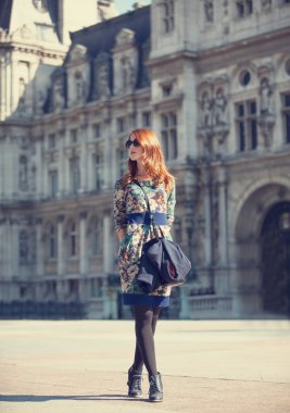 chica de estilo cerca de edificio retro en París