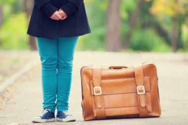 kadın çantayı sonbahar açık ayaklar..