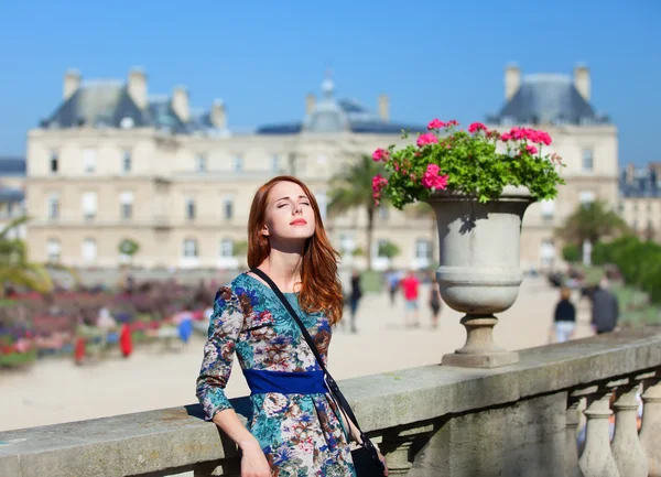 Rödhårig flicka nära luxembourg palace — Stockfoto