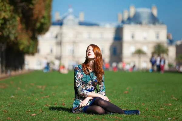 Rödhårig flicka nära luxembourg palace — Stockfoto