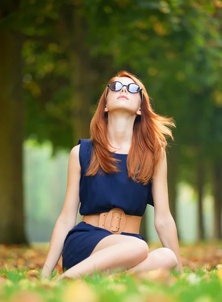 Redhead girl in Versailles park — Stock Photo, Image