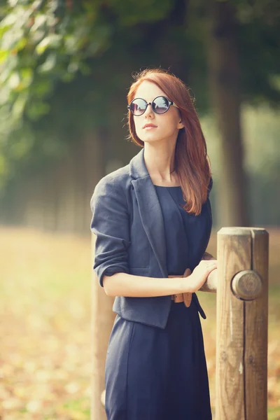 Redhead girl in Versailles park — Stock Photo, Image