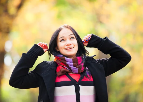 Brunette girl at autumn alley in the park — Stock Photo, Image