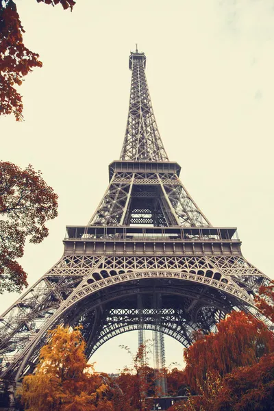 В Париж. Широкий обзор Эйфелевой башни в осенний сезон — стоковое фото