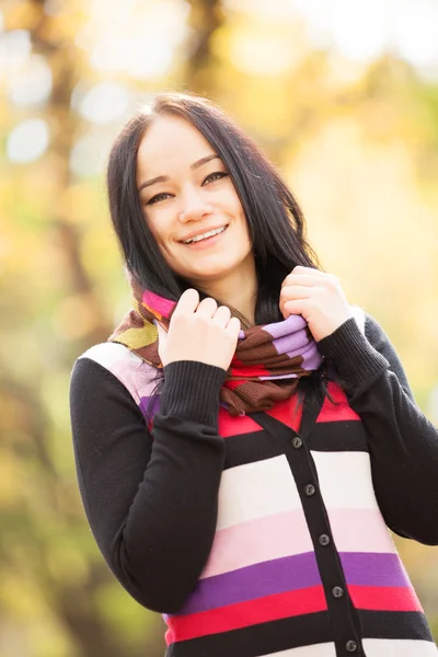 Brunette girl at autumn alley in the park — Stock Photo, Image