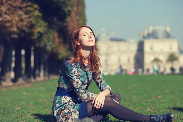 Redhead girl near Luxembourg Palace — Stock Photo, Image