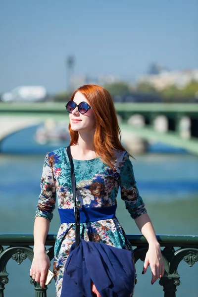 Redhead girl in city — Stock Photo, Image