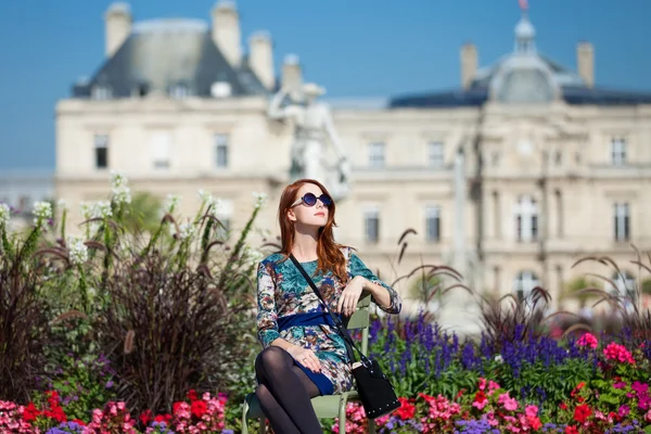 Rödhårig flicka nära luxembourg palace — Stockfoto