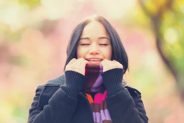 Brunette girl at autumn alley in the park — Stock Photo, Image