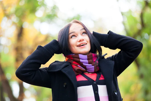 Brunette girl at autumn alley in the park — Stock Photo, Image